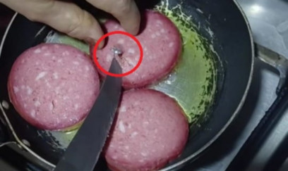 Azərbaycanda kolbasanın içindən yad cisim çıxdı - VİDEO