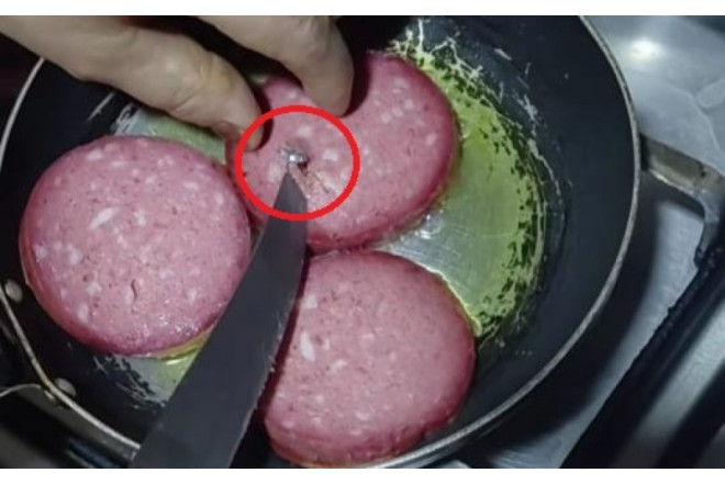 Azərbaycanda kolbasanın içindən yad cisim çıxdı - VİDEO