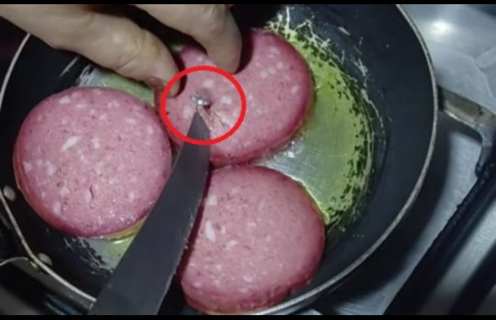 Azərbaycanda kolbasanın içindən yad cisim çıxdı - VİDEO