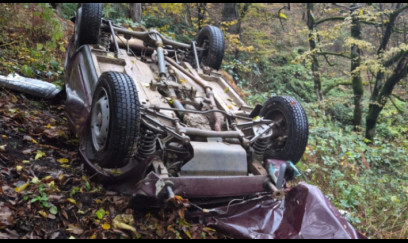 Qubada maşın ağaca çırpıldı - Ölən və xəsarət alanlar var