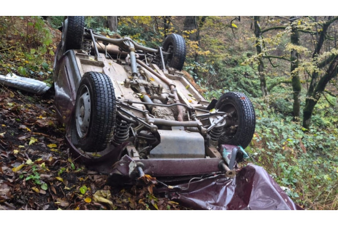 Qubada maşın ağaca çırpıldı - Ölən və xəsarət alanlar var