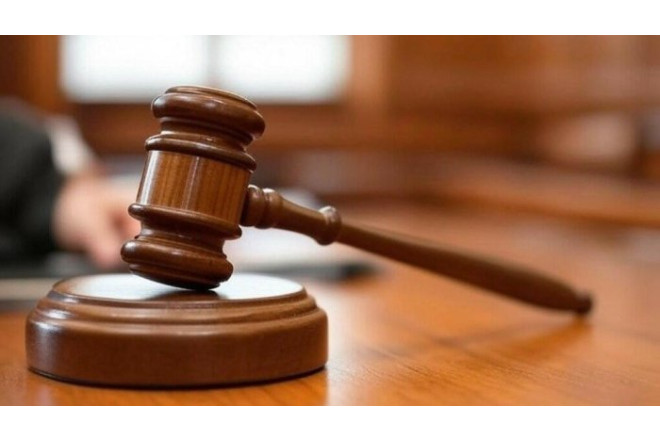 Atasını öldürən şəxs hakim qarşısında