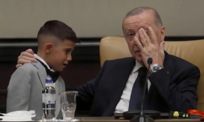 Ərdoğan göz yaşlarını saxlaya bilmədi - VİDEO