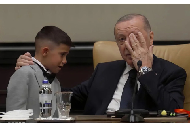 Ərdoğan göz yaşlarını saxlaya bilmədi - VİDEO