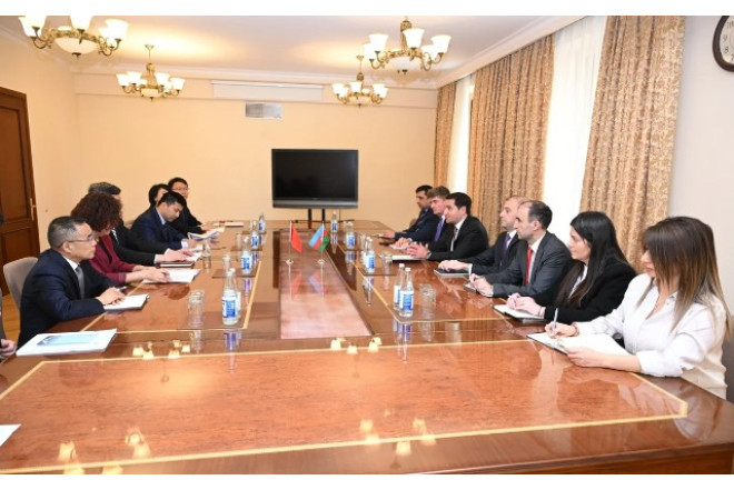 Hikmət Hacıyev çinli nazirlə müzakirə apardı 