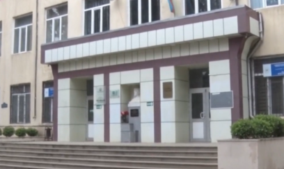 Bakıda şagird məktəbdə özünə xəsarət yetirdi - VİDEO