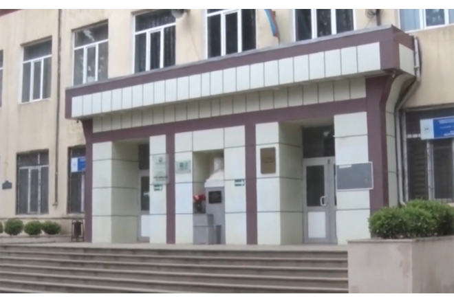 Bakıda şagird məktəbdə özünə xəsarət yetirdi - VİDEO