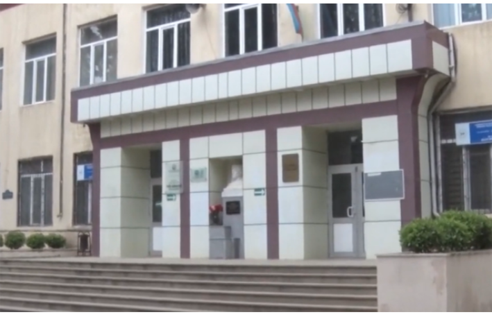 Bakıda şagird məktəbdə özünə xəsarət yetirdi - VİDEO