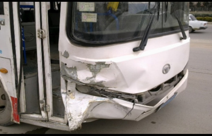 Bakıda avtobus piyadanı vurub öldürdü 