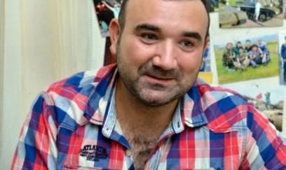 Azərbaycanlı aktyor yıxılıb ayağını sındırdı - VIDEO