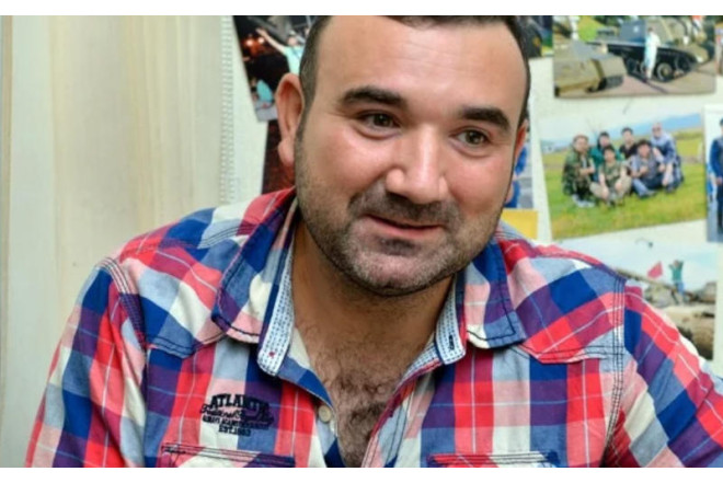 Azərbaycanlı aktyor yıxılıb ayağını sındırdı - VIDEO