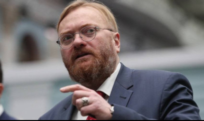 Azərbaycanın əleyhinə danışan deputatı səhnədə söydülər – VIDEO