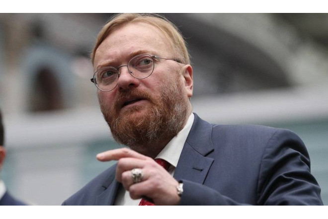 Azərbaycanın əleyhinə danışan deputatı səhnədə söydülər – VIDEO