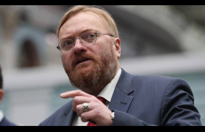 Azərbaycanın əleyhinə danışan deputatı səhnədə söydülər – VIDEO