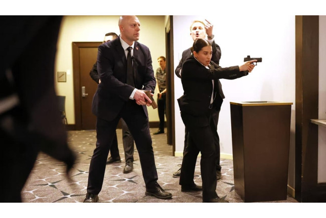 Tramp atəş açılan salondan təxliyə edilərkən yıxılıb - VIDEO