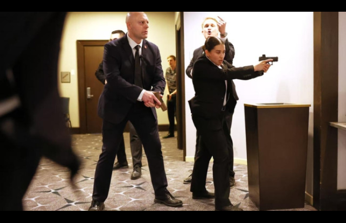 Tramp atəş açılan salondan təxliyə edilərkən yıxılıb - VIDEO