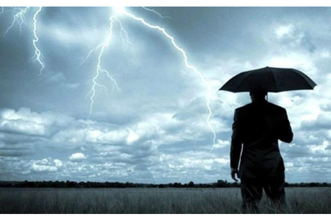 Belə havada telefonla danışmayın! 