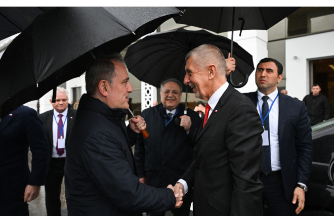 Ceyhun Bayramov Andrey Babişi yola saldı - FOTOLAR