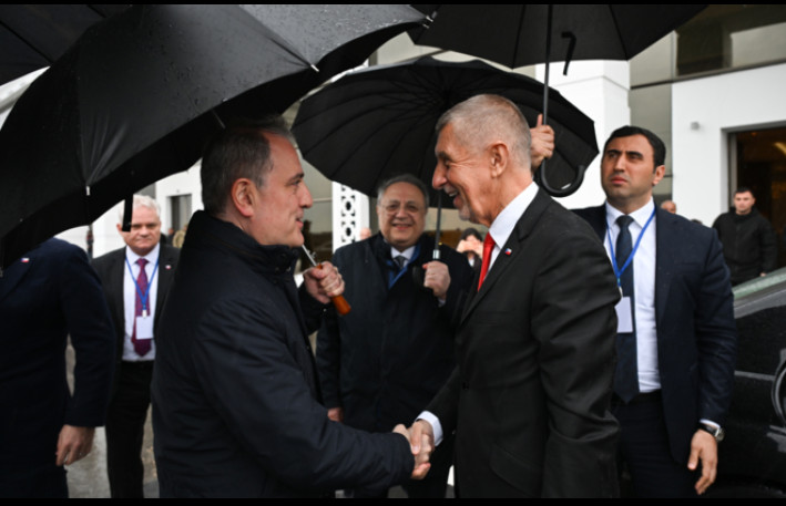 Ceyhun Bayramov Andrey Babişi yola saldı - FOTOLAR