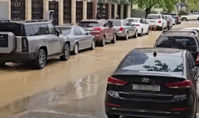 Bakıda boru partladı, küçəni su basdı - VİDEO