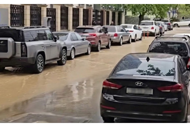 Bakıda boru partladı, küçəni su basdı - VİDEO