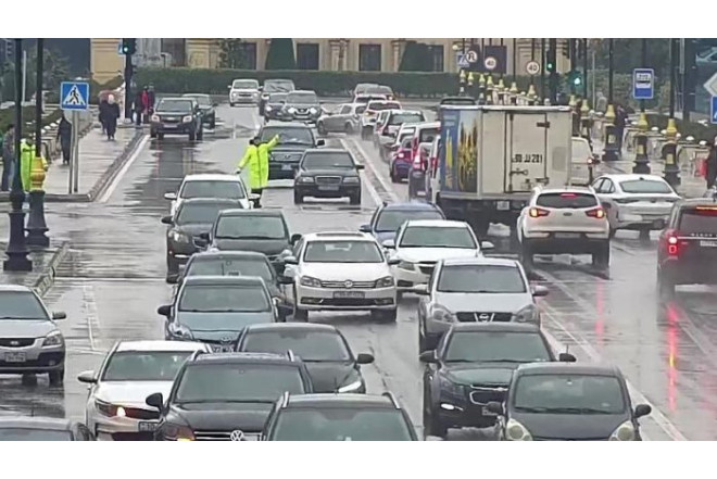 Yağışlı Bakının tıxaclı yolları - SİYAHI