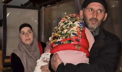 Bakıda 2 körpəsi olan ailə dayanacaqda gecələdi - VİDEO