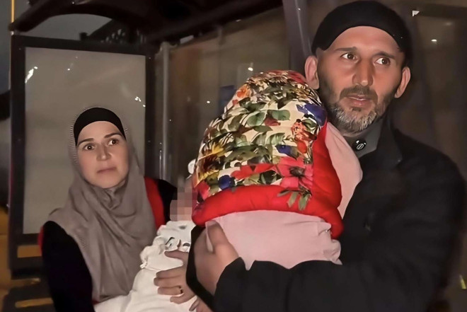 Bakıda 2 körpəsi olan ailə dayanacaqda gecələdi - VİDEO