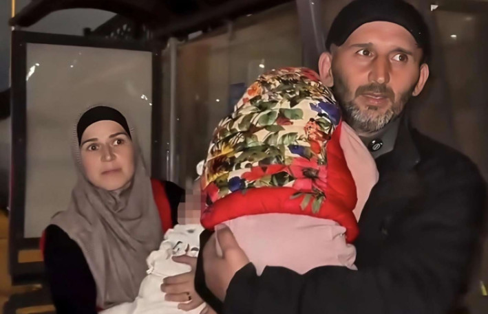 Bakıda 2 körpəsi olan ailə dayanacaqda gecələdi - VİDEO