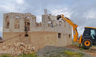 Gəncədə qanunsuz tikililər söküldü - VİDEO