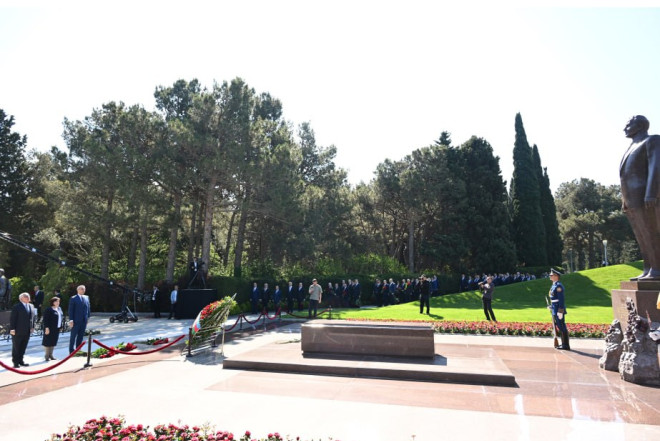 Dövlət və hökumət rəsmiləri Fəxri xiyabanda Ulu Öndərin xatirəsini anıblar 