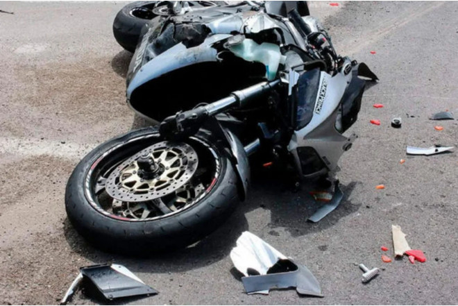 Bakıda motosiklet keçidə çırpıldı: sürücü öldü