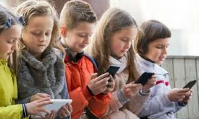 "Uşaqların telefon istifadəsi tənzimlənməlidir"- Ekspertdən çağırış