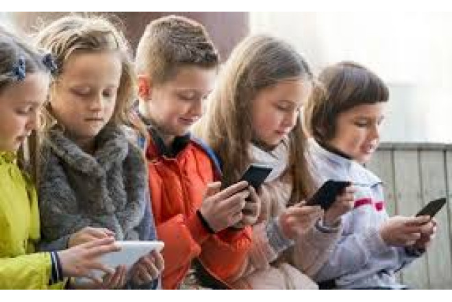 "Uşaqların telefon istifadəsi tənzimlənməlidir"- Ekspertdən çağırış