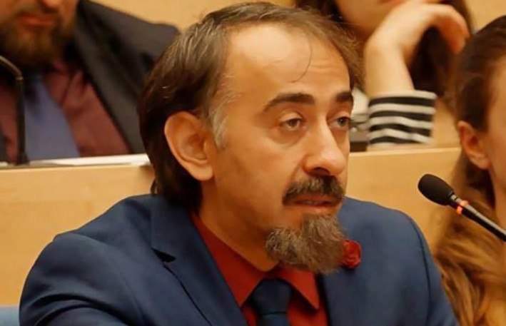 TANINMIŞ VƏKİL "AYNA" NI Məhkəməyə verir