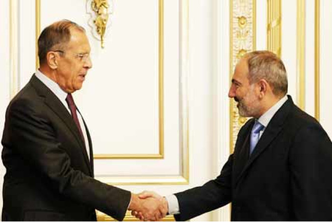 Lavrov Paşinyanın qərarını "kədərli" adlandırıb