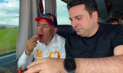 Paşinyan avtobusda bu dəfə çiyələk yedi - VIDEO