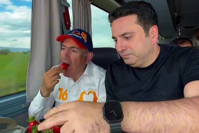 Paşinyan avtobusda bu dəfə çiyələk yedi - VIDEO