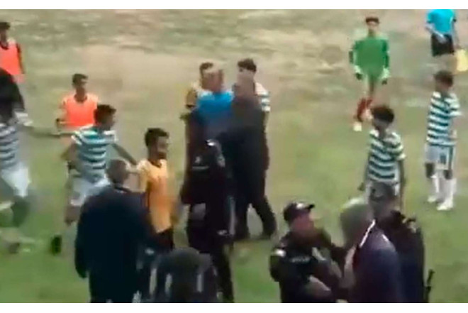 Azərbaycan çempionatında azarkeşlər futbolçuları döyməyə çalışdı - VİDEO