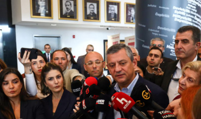 Məhkəmə Özgür Özəlin sədr seçildiyi qurultayı etibarsız sayıb 