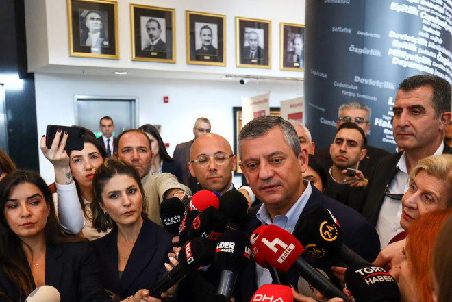 Məhkəmə Özgür Özəlin sədr seçildiyi qurultayı etibarsız sayıb 