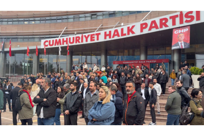 Ankara qarışdı: Polis CHP binasına daxil oldu 
