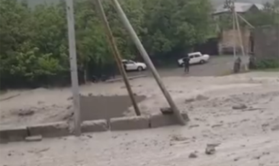 Güclü sel bir gündə 3 körpünü dağıtdı 