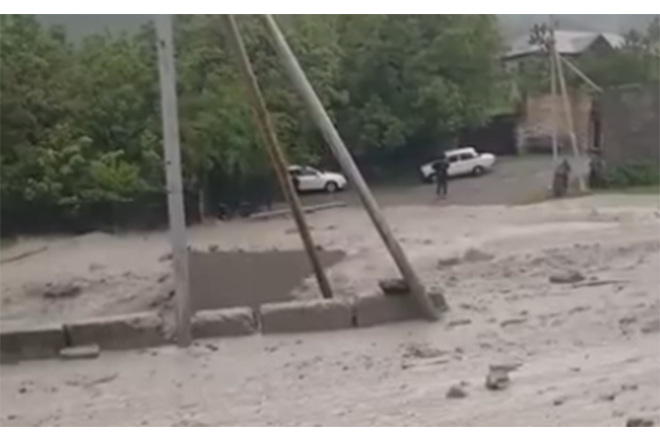 Güclü sel bir gündə 3 körpünü dağıtdı 