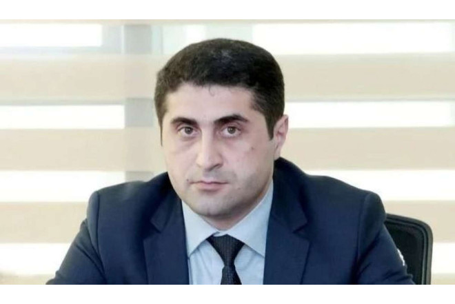 Yeni direktor bu başçının qardaşıdır