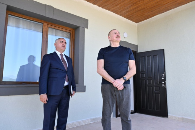 Prezident hərbçilər üçün nəzərdə tutulmuş mənzillərlə tanış olub 