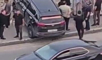 Bakıda qəribə qəza: "Cip" evin damına çırpıldı - VİDEO