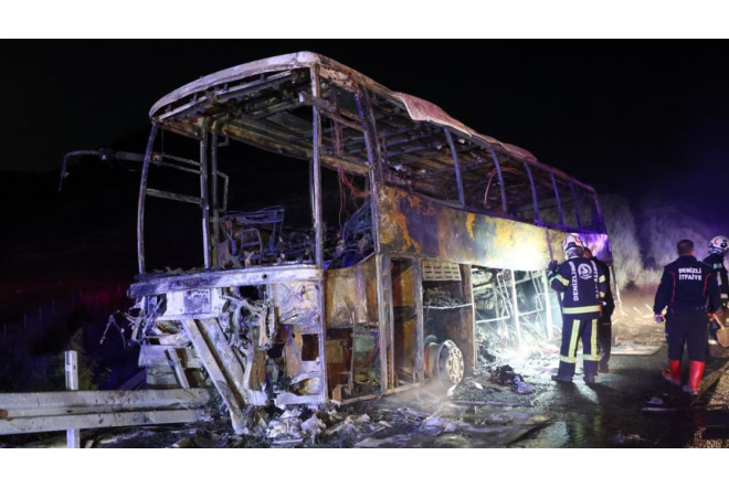 Türkiyədə sərnişin avtobusu yandı: 8 ölü, 33 yaralı var - FOTO