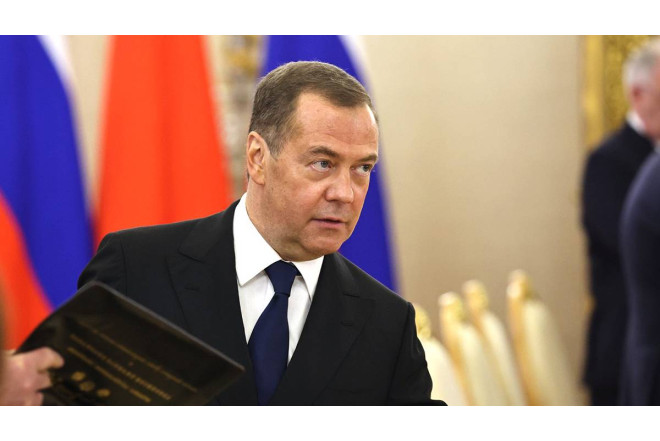 Medvedev: Paşinyan Trotskinin yolu ilə gedir