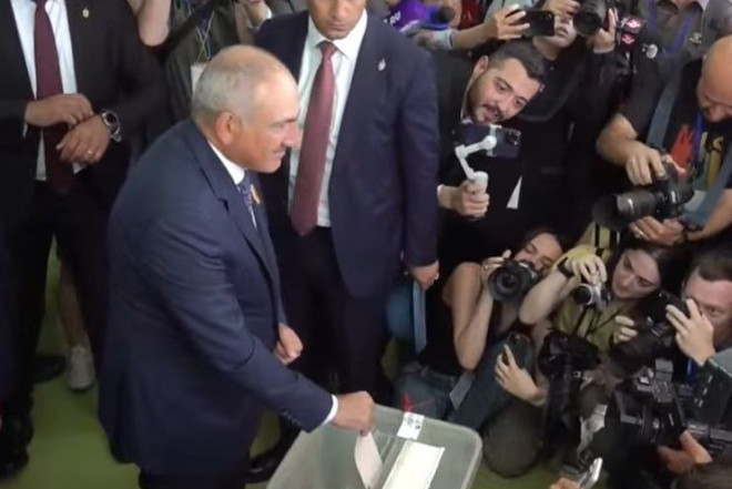 Nikol Paşinyan parlament seçkilərində səs verdi 
